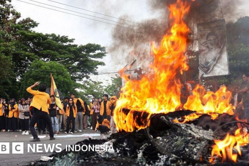 Demo mahasiswa ‘Indonesia Gelap’ di berbagai daerah bikin ‘legitimasi pemerintahan Prabowo oleng’ – BBC News Indonesia